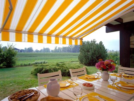 store exterieur de terrasse en toile, a rayures jaune et blanche