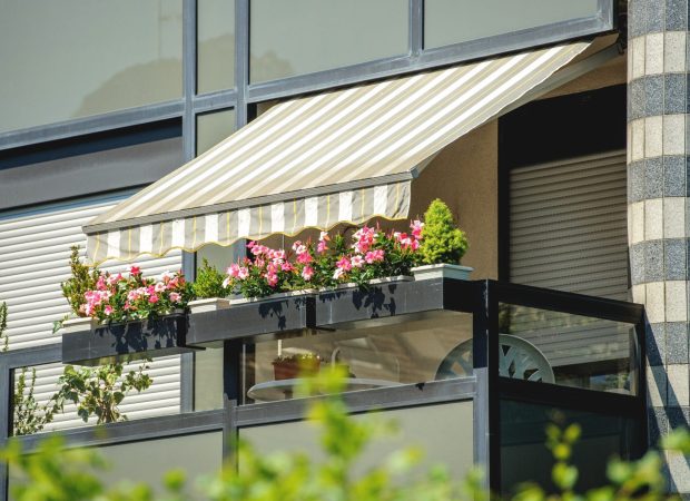 Auvent rétractable manuel sur balcon d'appartement