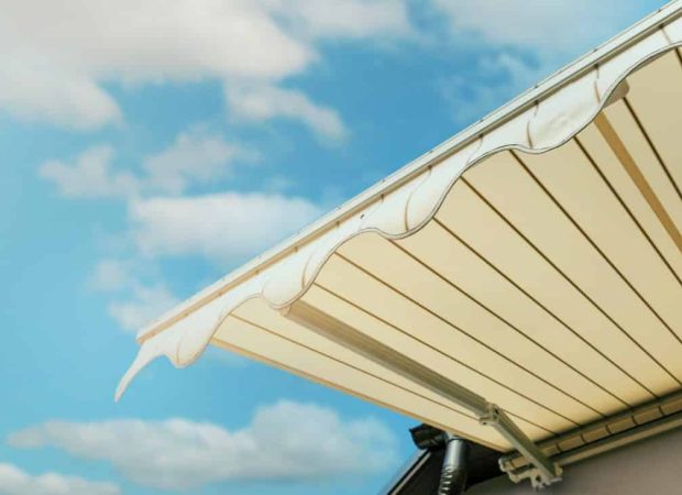 Auvent rétractable motorisé pour protéger du soleil
