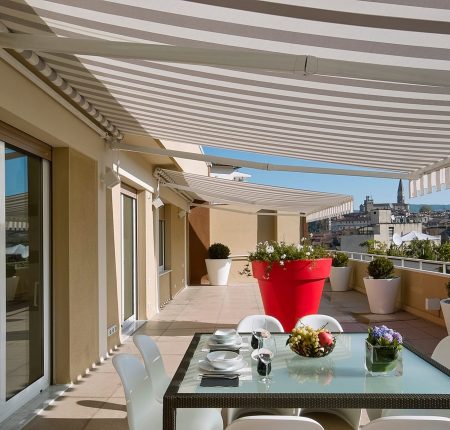 Auvent rétractable motorisé extérieur en terrasse ensoleillée