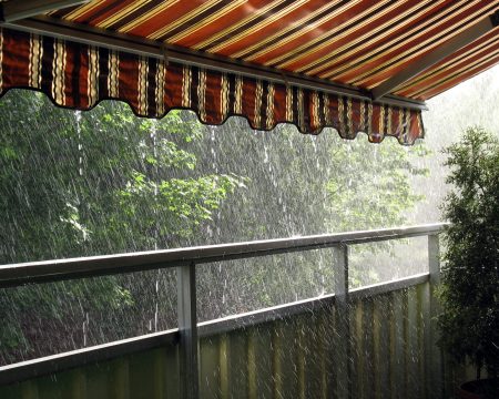Auvent rétractable manuel pendant une tempête de pluie