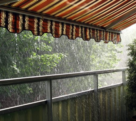 Auvent rétractable manuel pendant une tempête de pluie