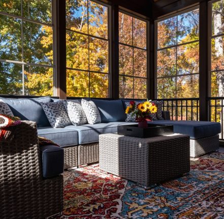 solarium 3 saisons dans chalet en bois pendant l'automne
