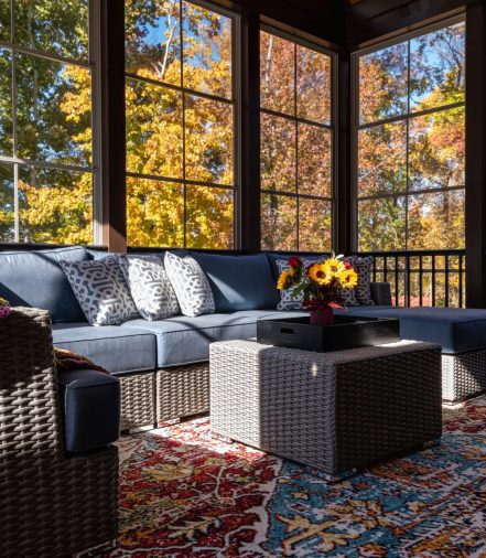 solarium 3 saisons dans chalet en bois pendant l'automne